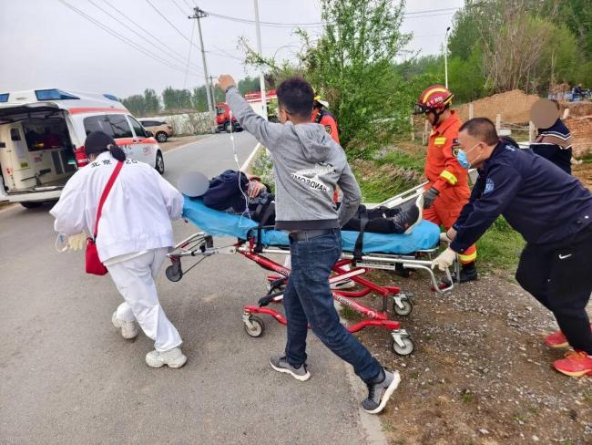 北京男子爬树摘香椿被卡 悬空倒挂7小时 消防紧急救援