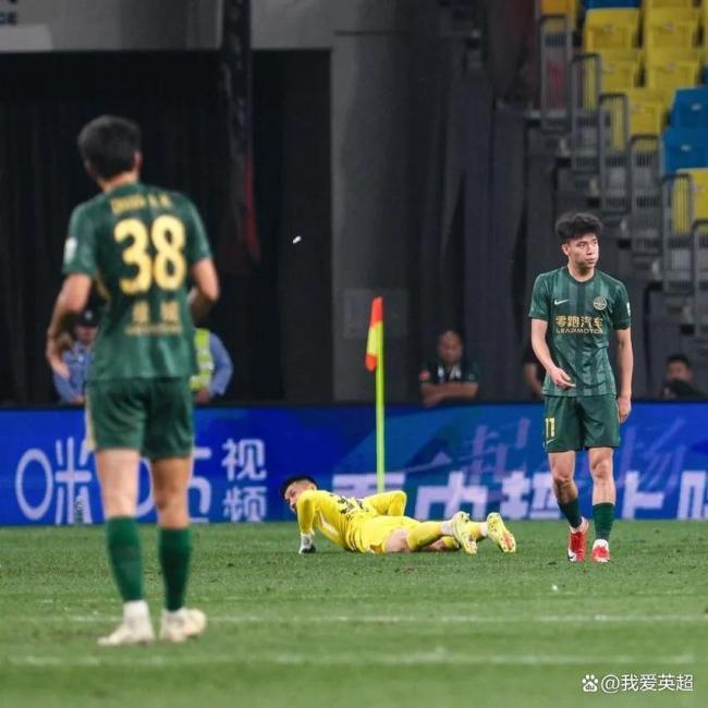 争议？19岁王钰栋提前结束谢场 怒摔水瓶！5场0球后他5次情绪失控