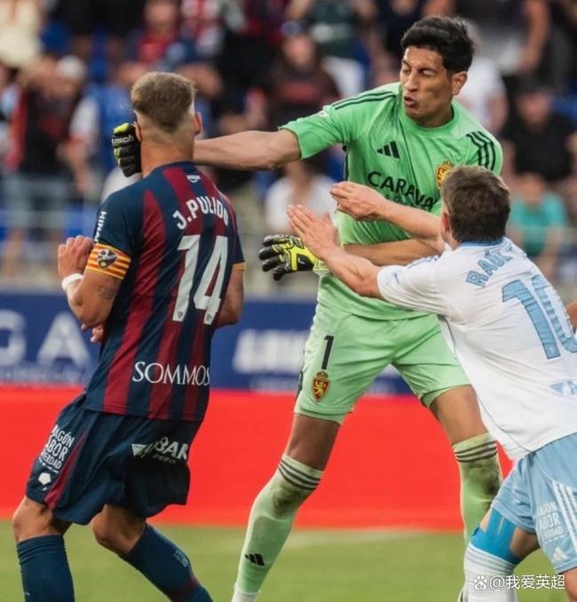 保级大战踢成UFC！门将挥拳击倒对手引爆群殴，西乙这场面太炸裂