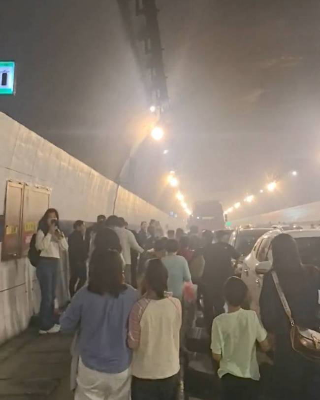 宁波一高速隧道内车辆起火烟雾弥漫 人员紧急疏散避险