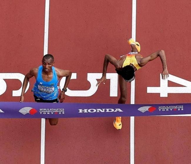 小伙运动会提前开香槟下一秒被超 笑场魔咒刷爆网络