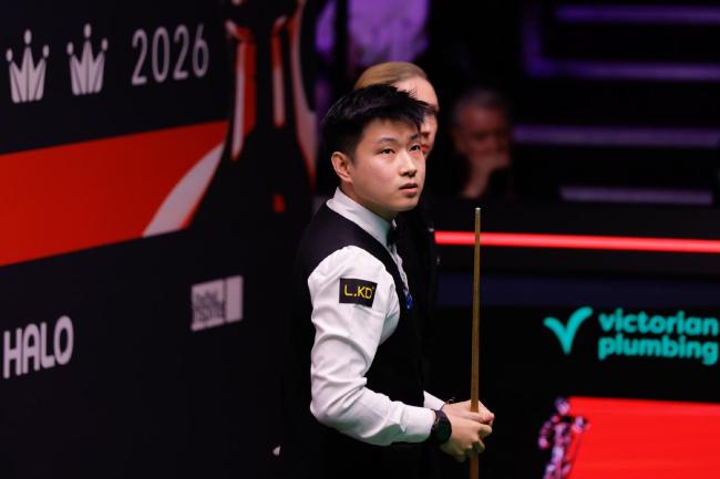 世锦赛第9日综述：赵心童战胜丁俊晖进八强 吴宜泽9-7领先塞尔比