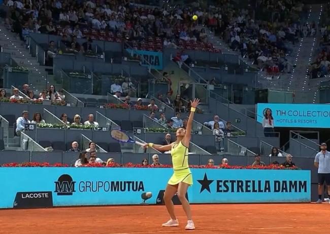 郑钦文成功破发莱巴金娜 关键分惜败止步32强