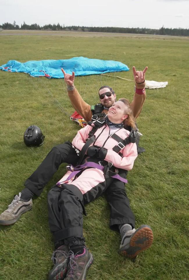 美国瘫痪女子高空跳伞破纪录 挑战极限书写自由