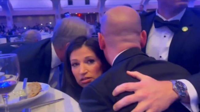 白宫晚宴有人在枪响后顺走2瓶酒 淡定自拍从容撤离