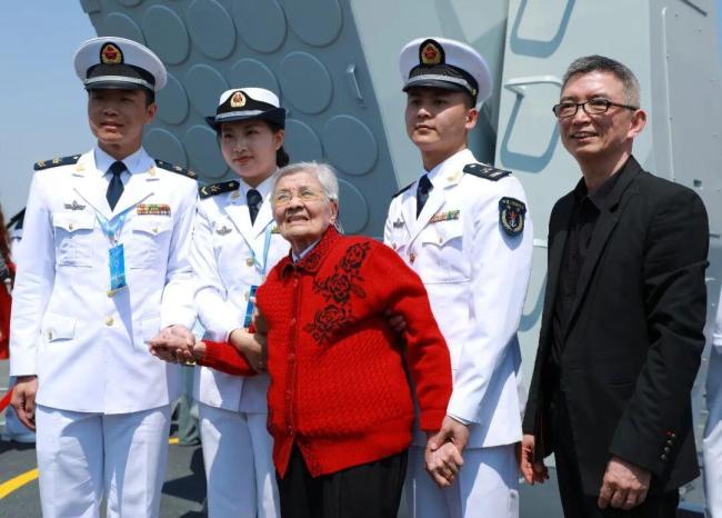 101歲老兵遺孀登泰州艦熱淚盈眶 百里奔赴致敬海軍