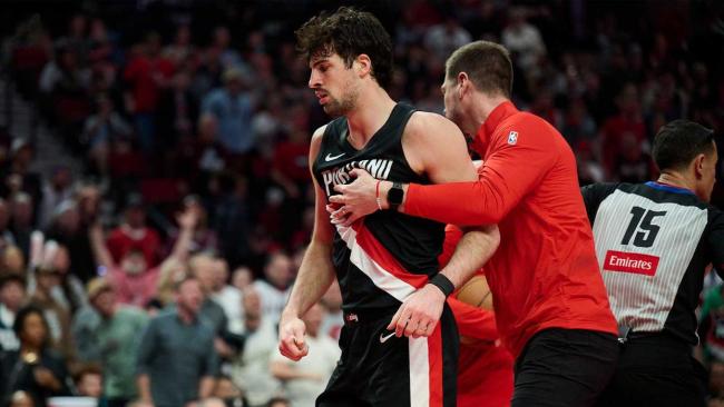 开拓者与马刺爆发冲突！