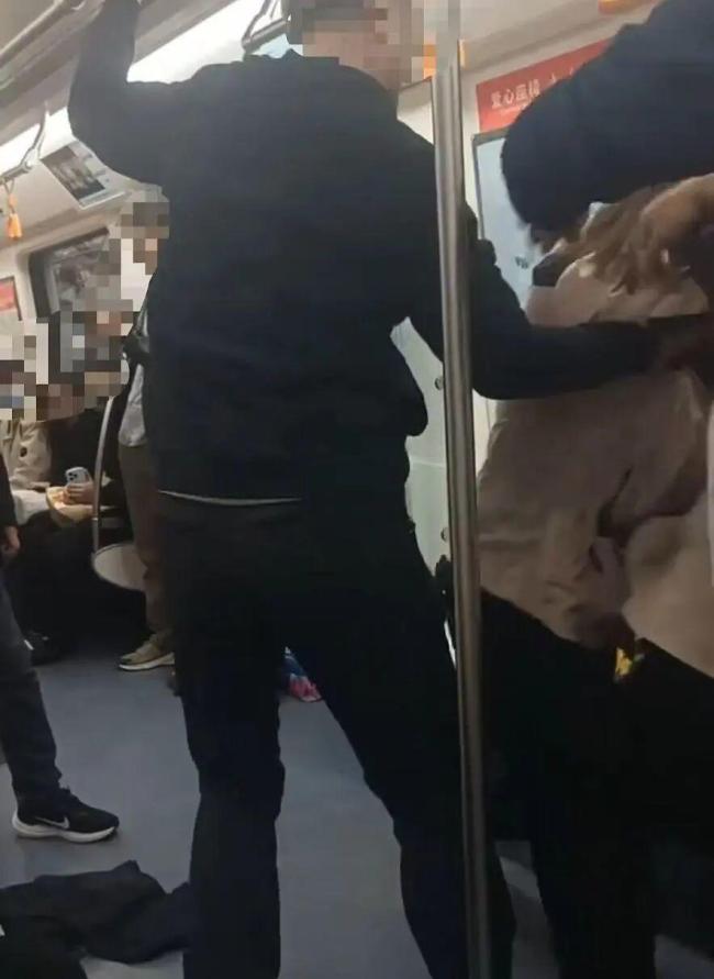 沈阳地铁3名乘客肢体冲突已和解 警方介入处理完毕