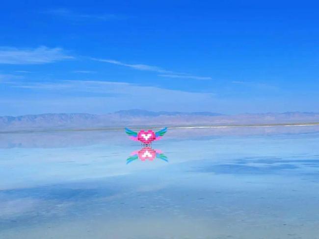 茶卡盐湖心形积木雕塑被吐槽 审美争议引发热议