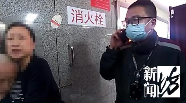 老人地铁站内突然瘫倒 众人合力救援