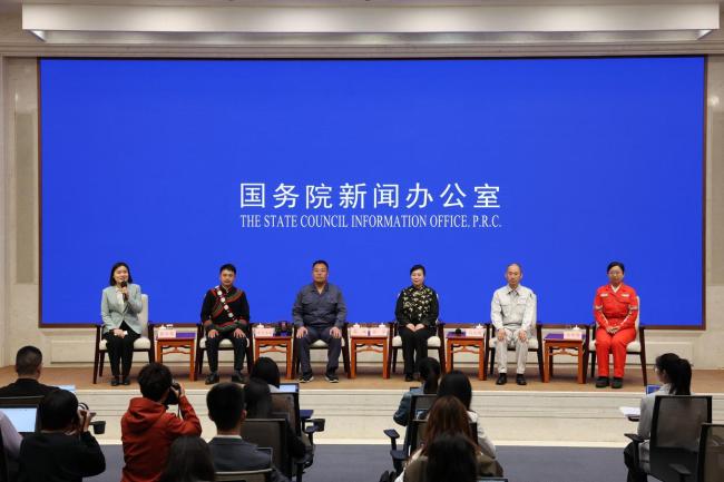 国新办中外记者见面会 劳动创造幸福 实干成就伟业