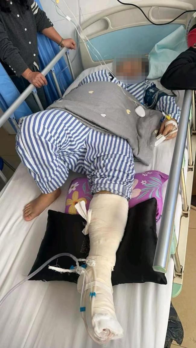 女子称边充电边玩手机遭电击 全身多处受伤当天进ICU抢救