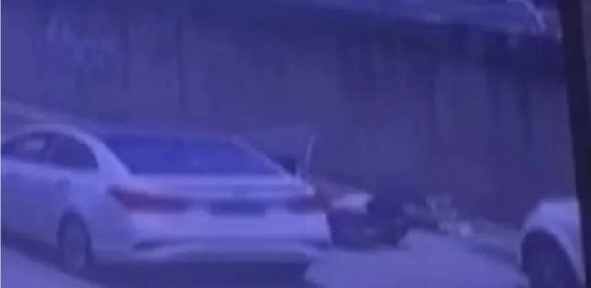 外卖员遭遇“开门杀”被撞飞数十米 警惕致命风险