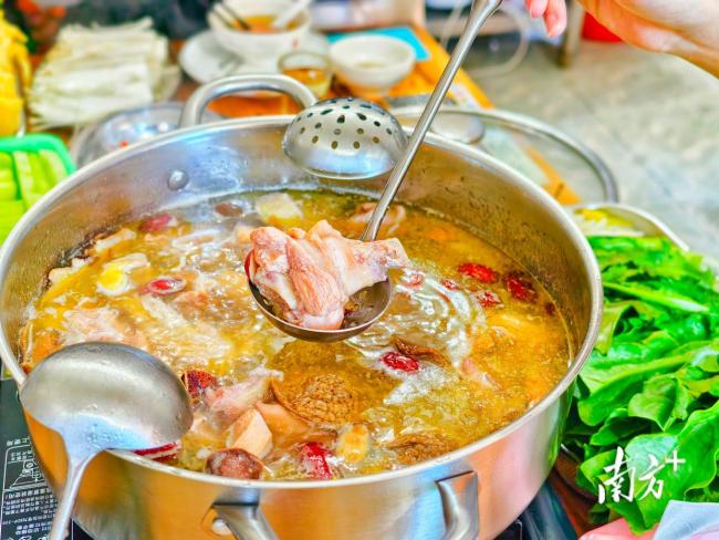 莫氏鸡煲分店开业：下午两点仍满客 顺德首店火爆迎客
