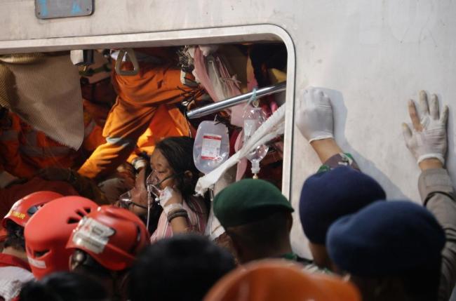 连环意外致印尼列车相撞 事故已致14人遇难