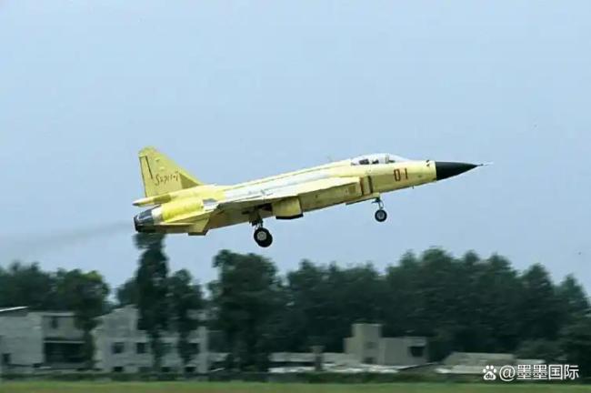 大V称印度“4.5代机”是高级拼装机 光辉战机成空壳摆设