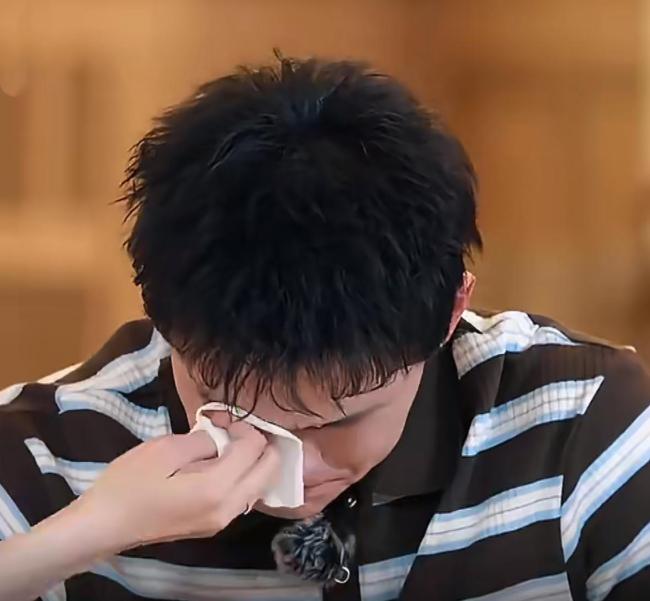 孙杨张豆豆看妻旅哭了 温情一幕感动网友