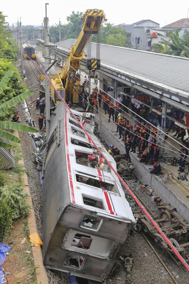 连环意外致印尼列车相撞
