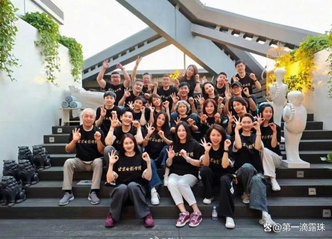 黄晓明合照状态 北电96班30周年聚会勾起青春回忆
