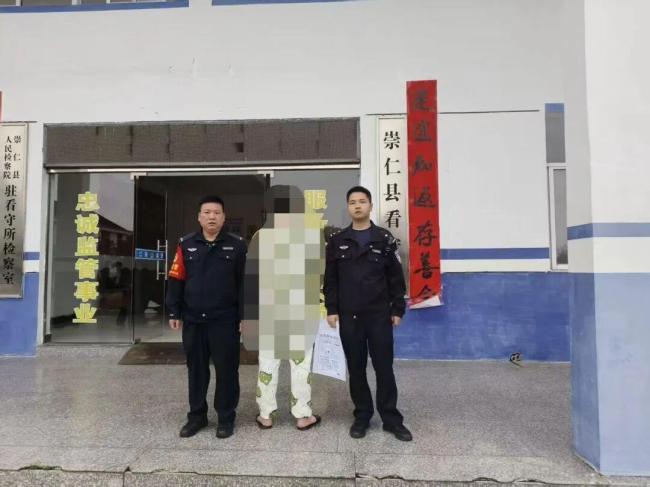 男子步态诡异被学生报警测出吸毒
