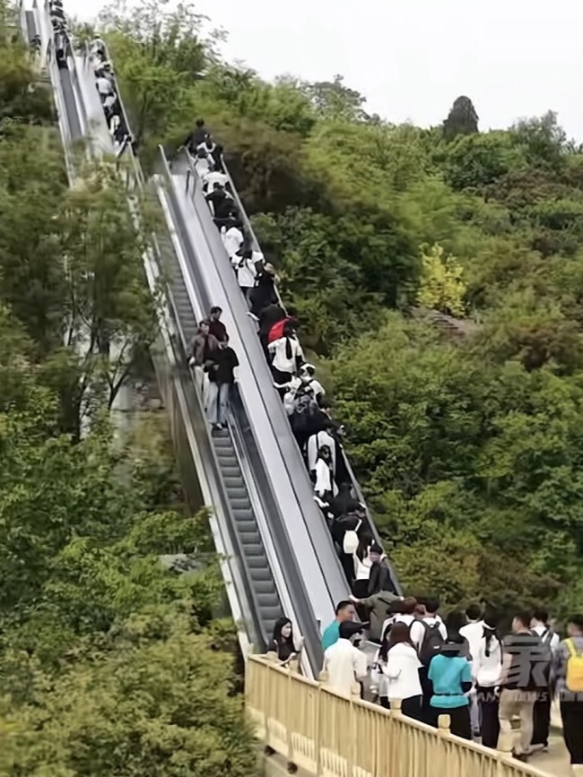 景区建近30部电梯 游客实现无痛爬山 免费开放引关注