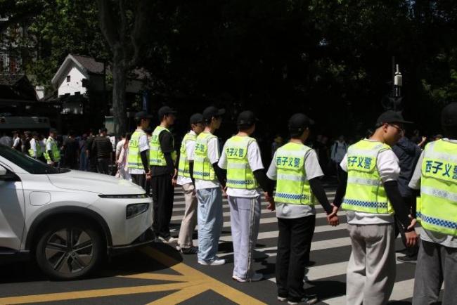 西湖断桥边这面人墙为何年年被点赞 最美人墙三周年