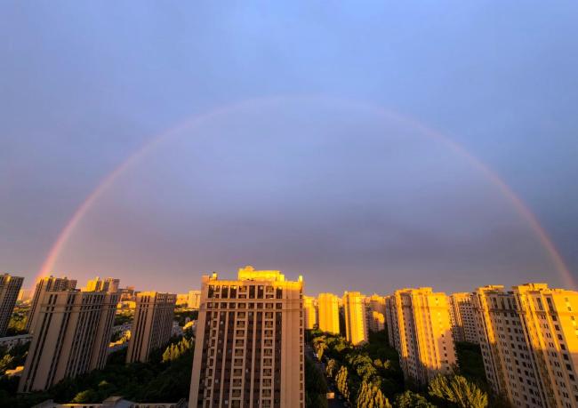 北京雨后现超大双彩虹 自然奇观令人惊叹