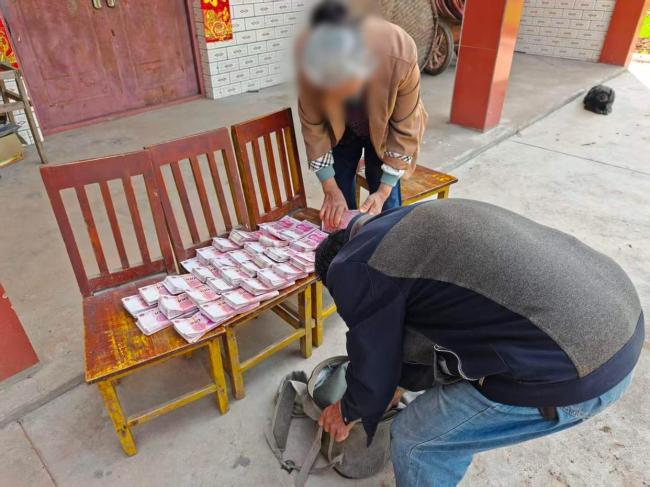 夫妇银行取款40万要交给“安全专员”，警方劝说5小时还喊回两人儿子才醒悟被骗