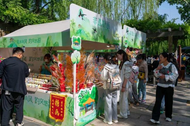 五一济南趵突泉景区持续“爆满” 多彩文旅活动引游客热潮