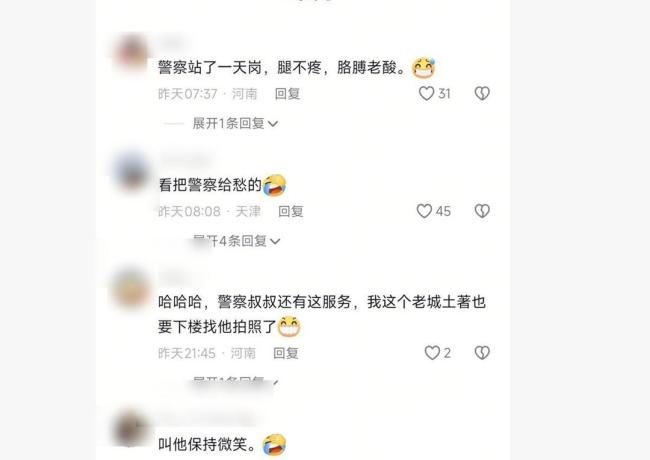 民警化身拍照工具人：拍完他的拍你的 意外营业暖人心