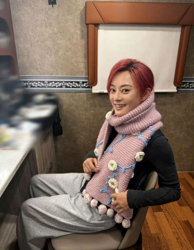 孙俪邓超为女儿织围巾 手工礼物传递家庭温馨