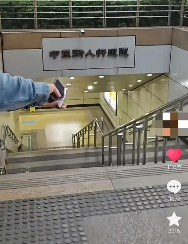 无障碍坡道尽头居然是楼梯 设计引发质疑