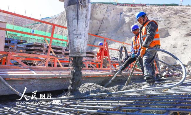 甘肃张掖：坚守建设一线