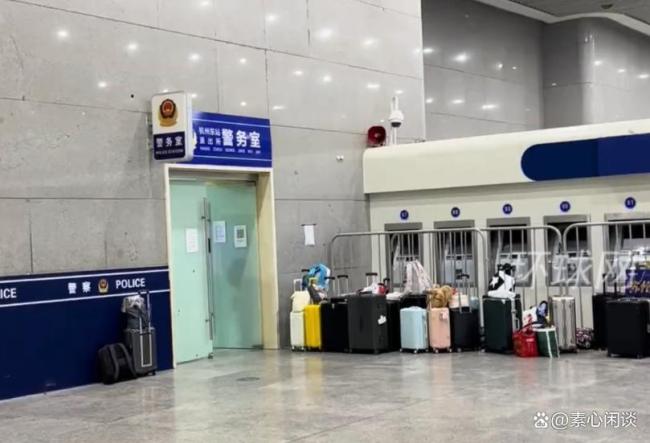 警务室门口摆满行李 主打一个信任 温暖假期尾声
