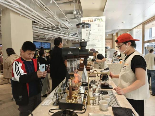 东方甄选首家线下体验店试营业 零食茶饮一应俱全