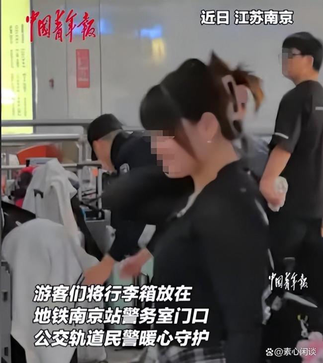 警务室门口摆满行李 主打一个信任 温暖假期尾声