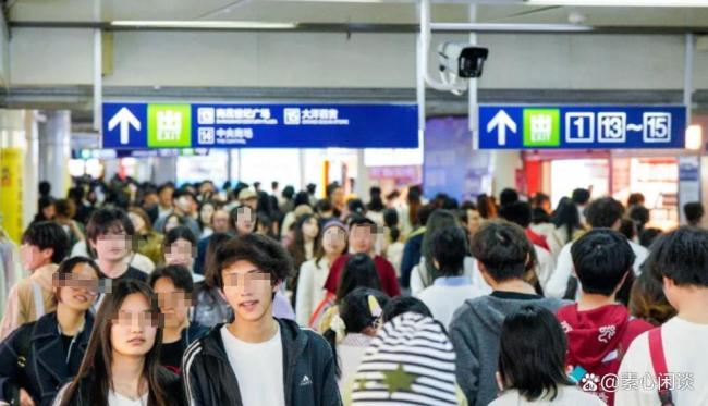 警务室门口摆满行李 主打一个信任 温暖假期尾声