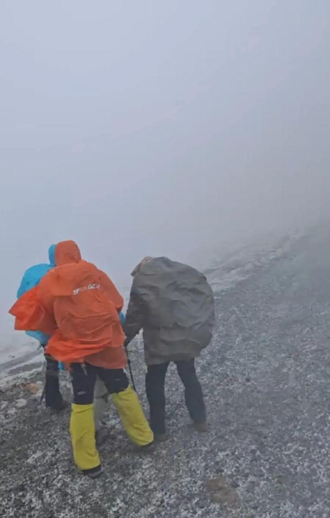 应急局称五台山求援游客已安全下山 风雪中惊险救援