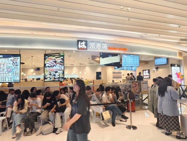 五一假期第四天仍然“人挤人”：多地接待游客同比两位数增长，商圈人气爆棚