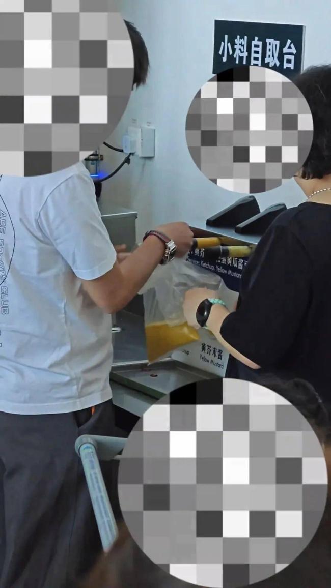 山姆顾客拿袋接免费酱料 有人接3大袋