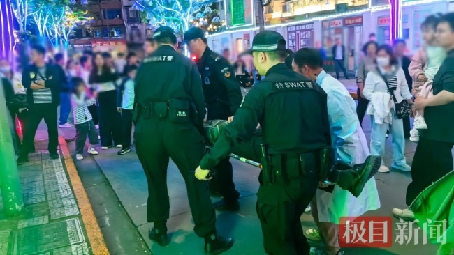 人海中留“生命通道”公安极速救援 三分钟高效接力