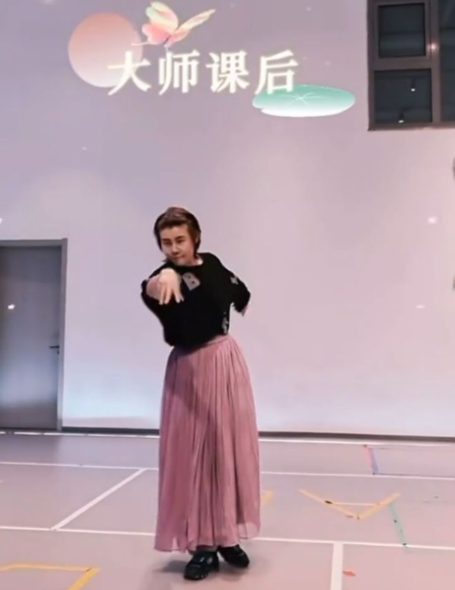 刘雨昕看完王濛练习后belike 挑战《惊鸿一面》