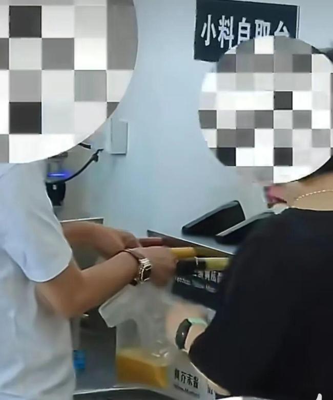客服称山姆餐吧小料免费提供