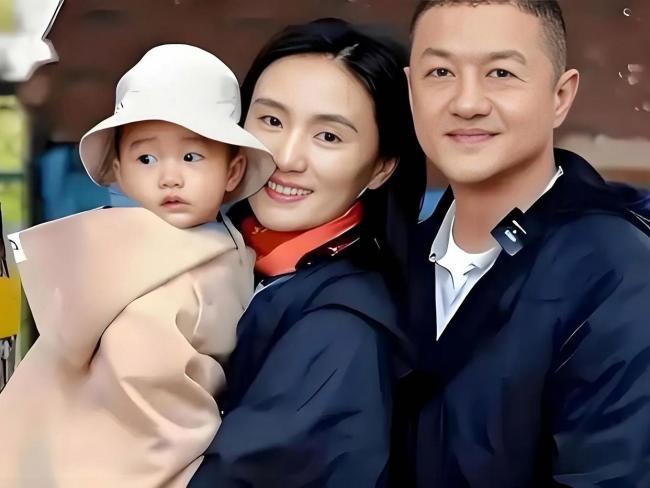 李亚鹏海哈金喜合体陪娃烫头发 和美一家共度时光