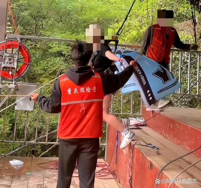 悬崖秋千坠亡女孩同行朋友感到愧疚 景区安全漏洞引关注