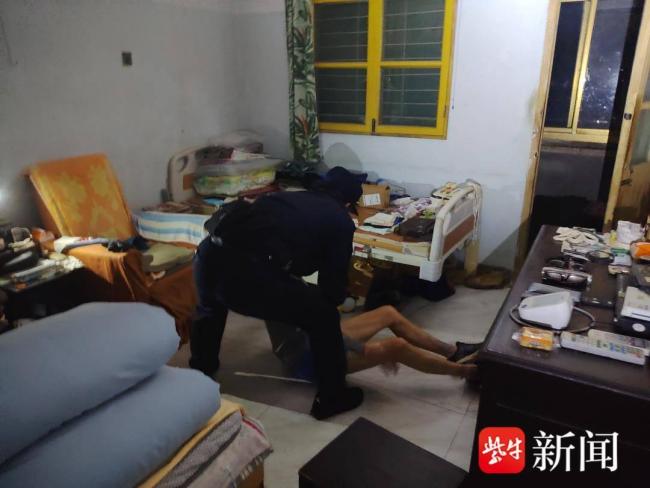 民警破门救助摔倒独居老人 跨国求助引发紧急救援