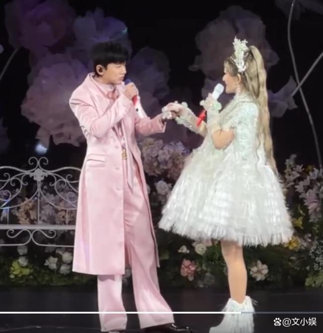 张杰谢娜合唱《明天过后》 16年相伴见证爱情