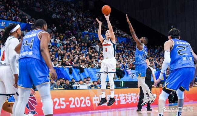 北京16记三分射穿广东总分1-0！曾凡博23分引替补4人上双 京粤大战精彩纷呈