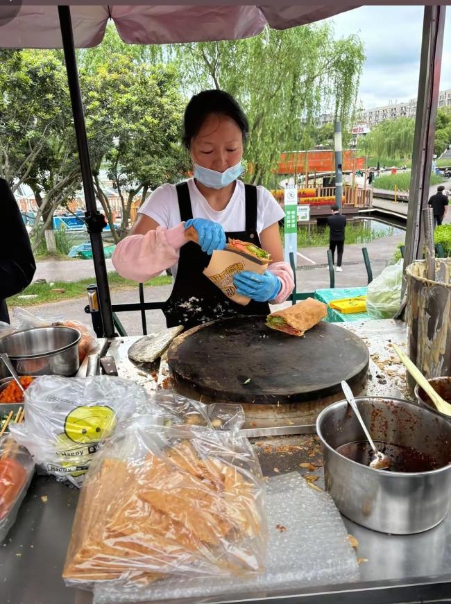 煎饼摊位之争后大哥说有网友来道歉