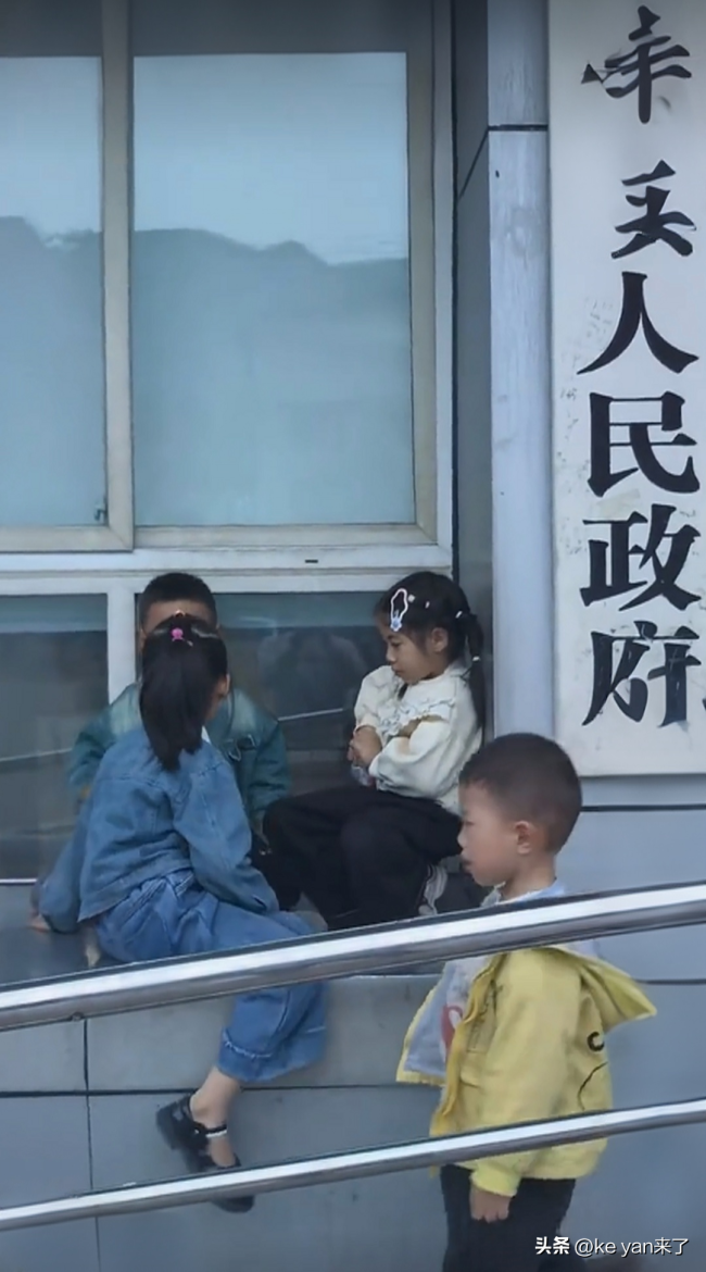 小朋友在镇政府牌匾上涂鸦 天真烂漫被珍藏